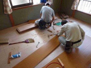 ２人作業でも・・・。