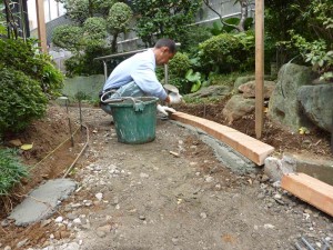 敷きレンガ工事作業中