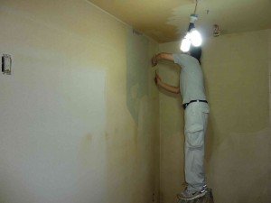 クロス剥がし作業中