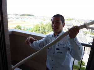 エアコンの配管を持って。