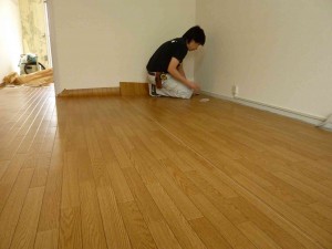 ダイニングキッチンＣＦ張り作業中