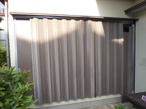 蛇腹式雨戸の不具合有り。