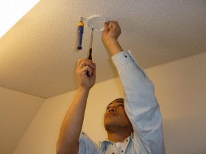 煙感知器取付中