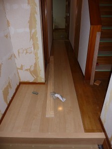 廊下重ね張り作業中。