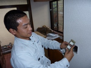 コンセント交換中。