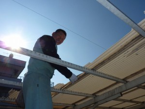屋根材の撤去中。