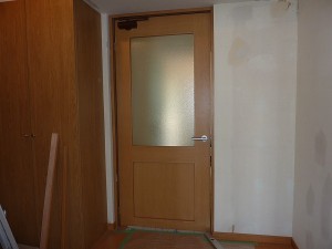 玄関ホールから見た工事途中状況。