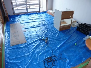 床養生の上に更にブルーシート張り