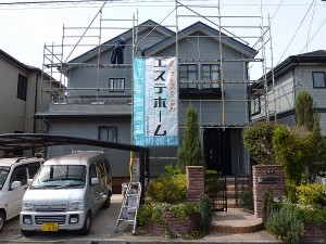 塗装の下地処理中。