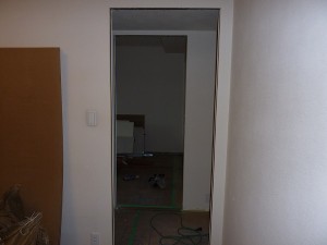 ドアとドア枠解体済み。