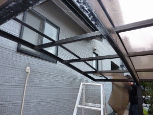 仮設足場の柱が立つ為・・・。
