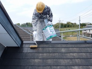 下地塗り作業中。
