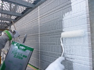 外壁下塗り中。