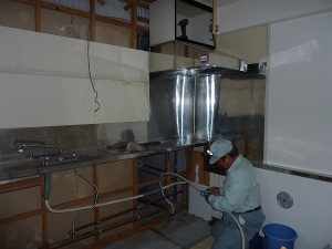 キッチンの解体途中。