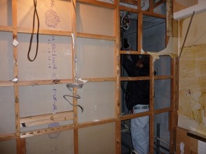 換気ダクト工事中。