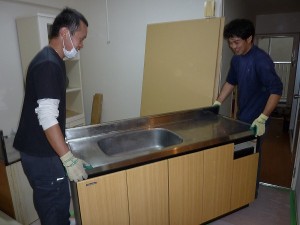 廃材の搬出中。