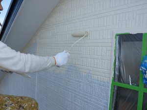 南側外壁上塗り１回目作業中。