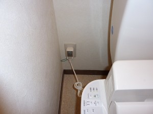 トイレに埋め込みでコンセント。