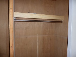 クローゼット内にハンガーパイプを。