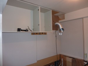 キッチン設置作業中。