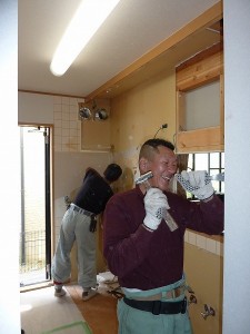 キッチン周り解体中。