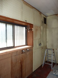 キッチンも解体して。