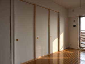 間仕切り襖を閉めた様子。