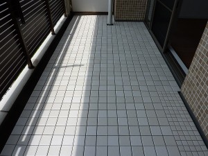 バルコニー右側。