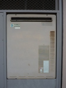 既に壊れかけていた給湯器を。