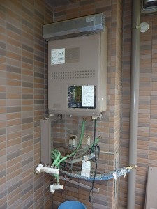 まず配管カバ－を取外し。