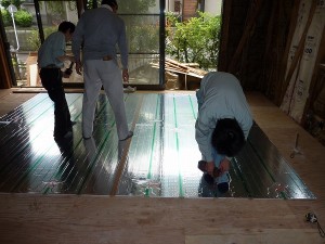 リンナイ社製：床暖房用温水マット敷き。