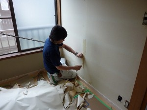 ２階は壁紙を剥がし。