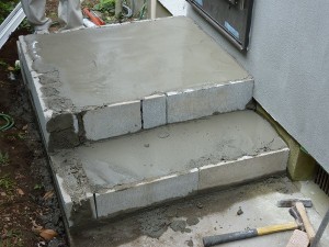 勝手口外のタタキ。