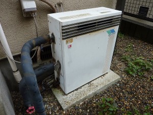 追炊き無しタイプ給湯器交換前。