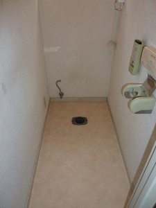 便器を外して、クッションフロア張替え後。
