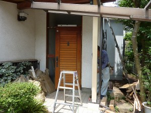 ポーチ柱設置。