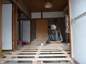 根太材を設置中。