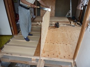 構造用合板張り作業中。