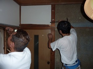 長押撤去作業中。