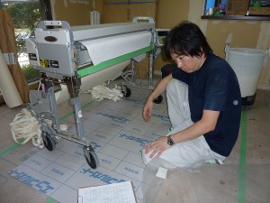 壁紙の糊付け作業前。