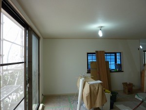 シンプルなクロス張り終えて。