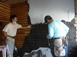 納戸の壁解体中。
