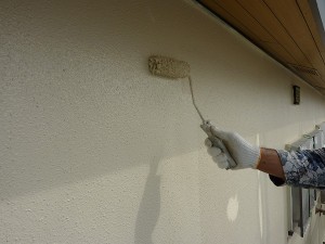 上塗り材２回目作業中。