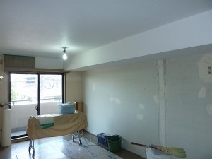 壁紙張替え作業途中。