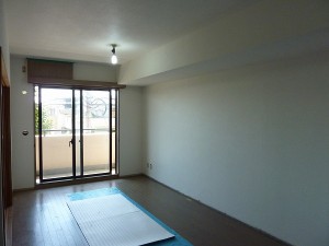 壁紙張り終えて。