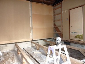 床も解体されて、レベルを。。。