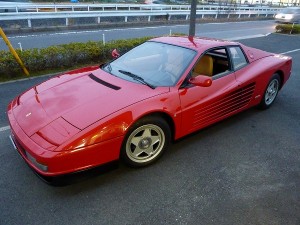 フェラーリのテスタロッサっていう車らしいです。。。