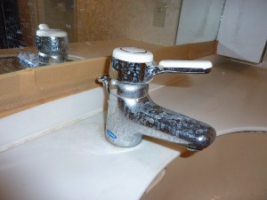 洗面化粧台の水栓金具交換前。。。