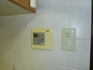 給湯器リモコン交換前。