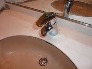 ＩＮＡＸ社製の洗面化粧台用水栓金具へ交換済み。